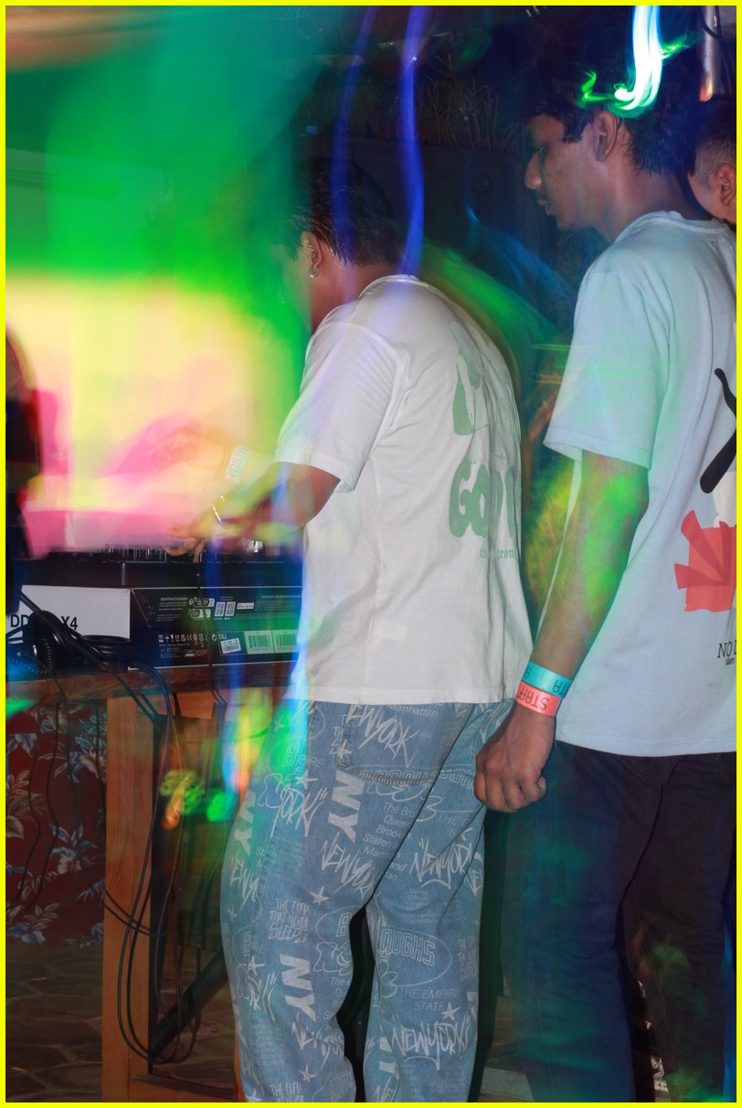 DJs y público conectados en la pista