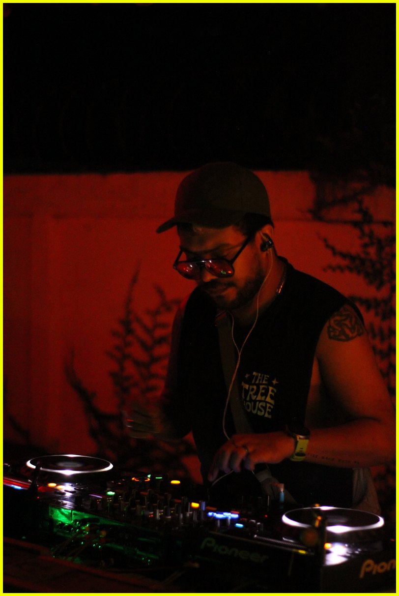 DJ de Project Lemonade tocando bajo luces rojas