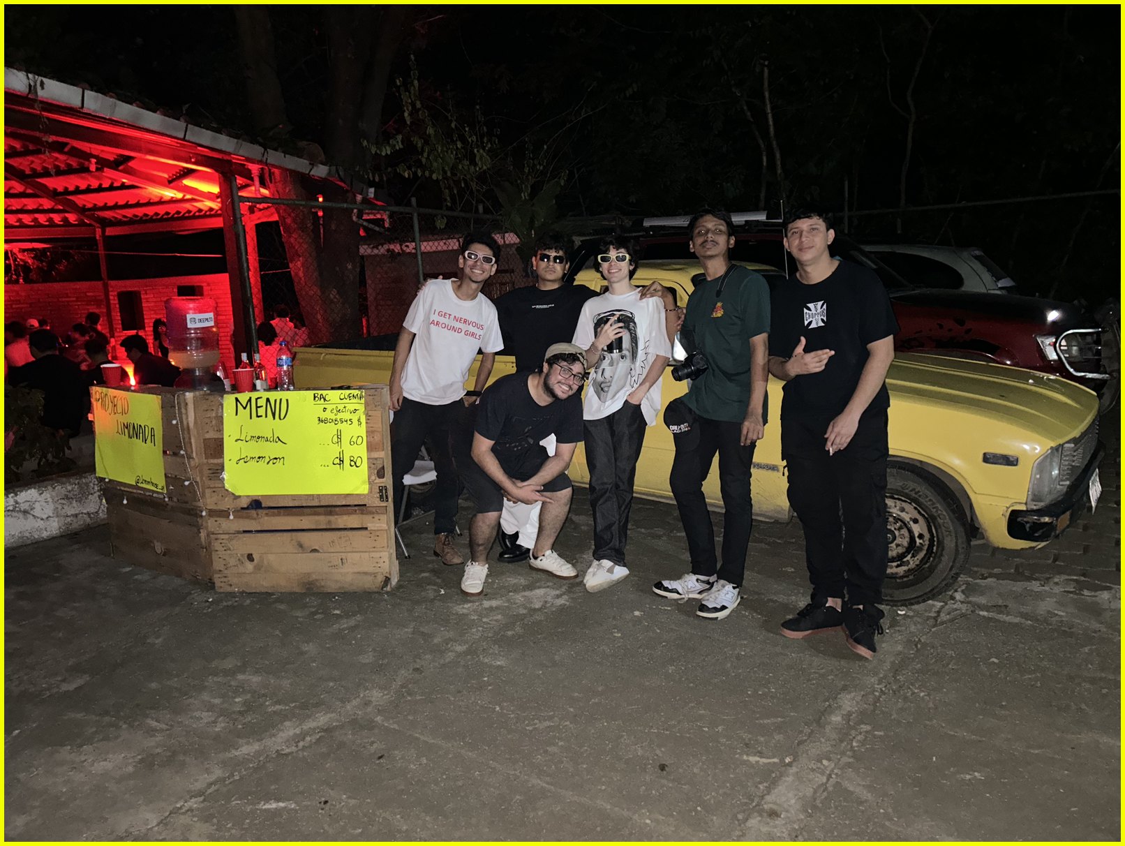 El equipo Project Lemonade junto al puesto de limonada