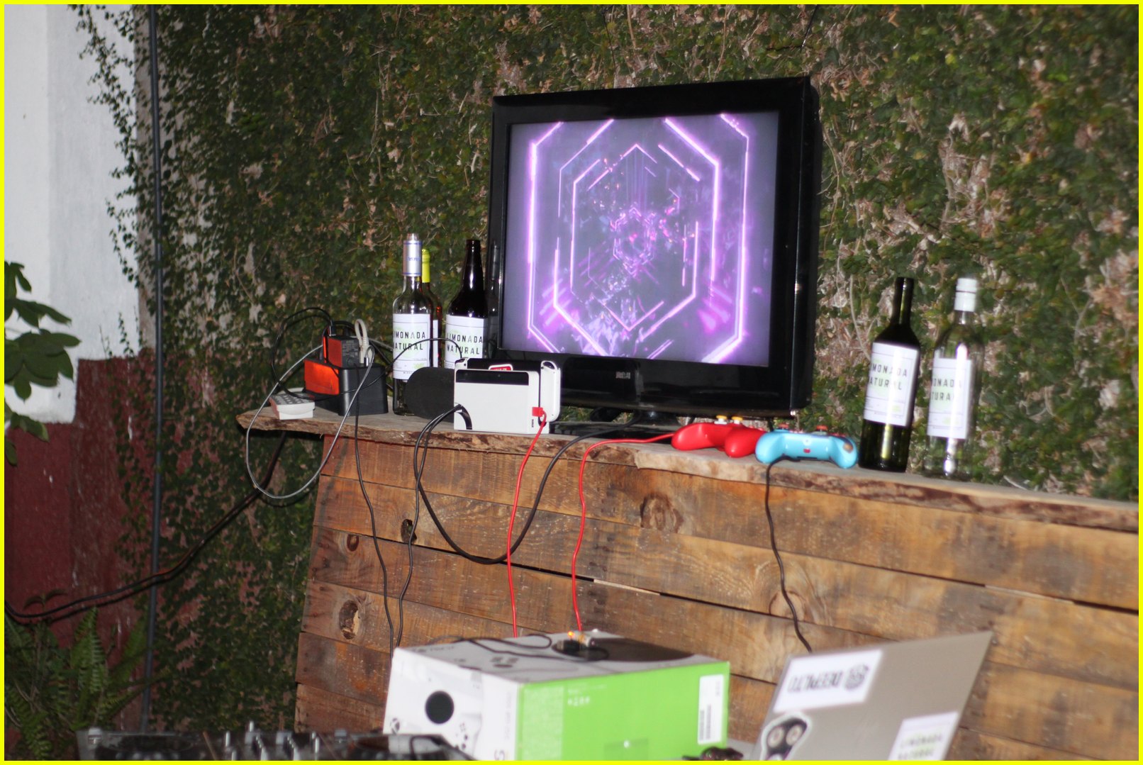 Instalación visual y limonada en un evento