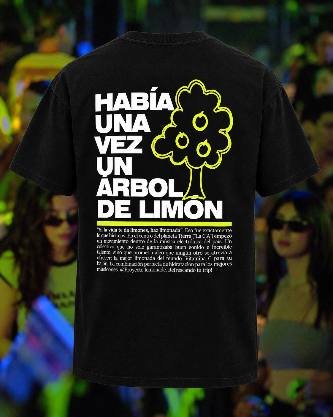 Lemon Tee, vista posterior con diseño del árbol de limón sobre el fondo del evento