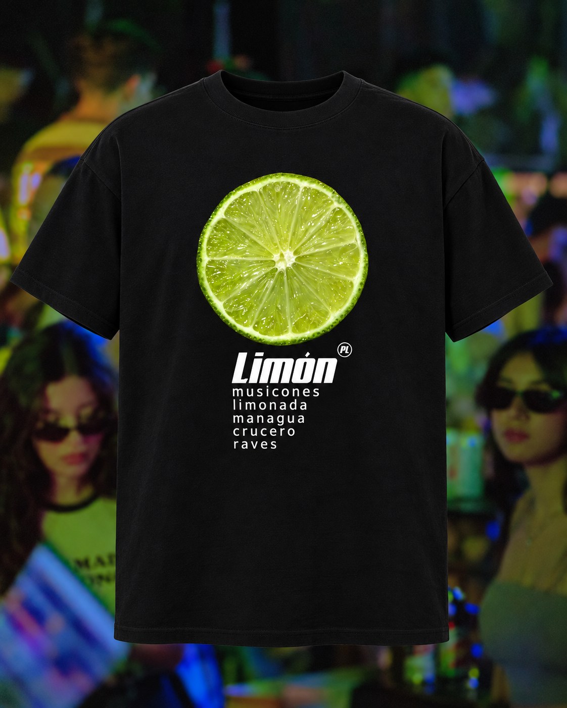 Lemon Tee, vista frontal con gráfico de limón sobre el fondo del evento